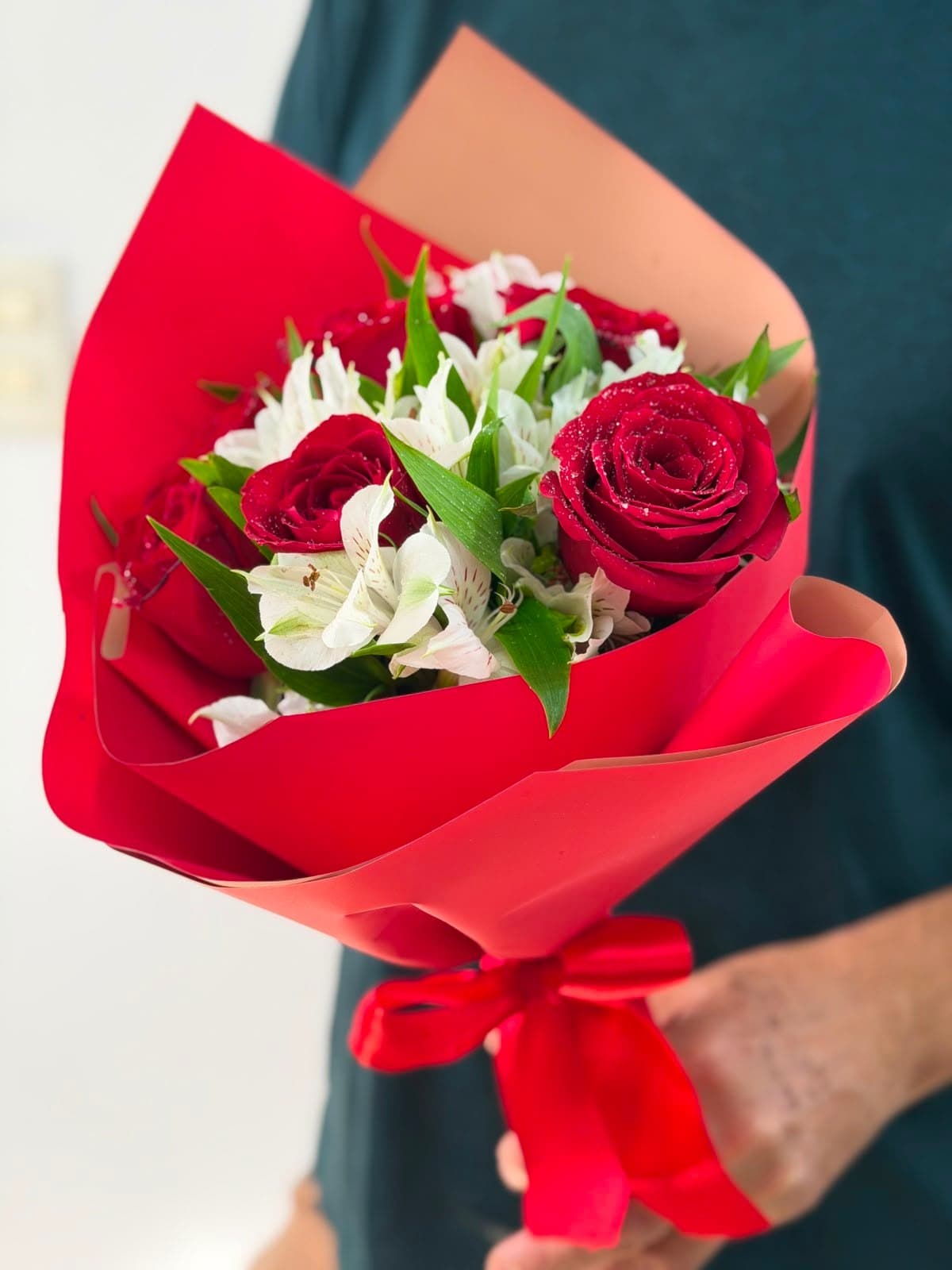 Bouquet com 6 rosas e astromélias